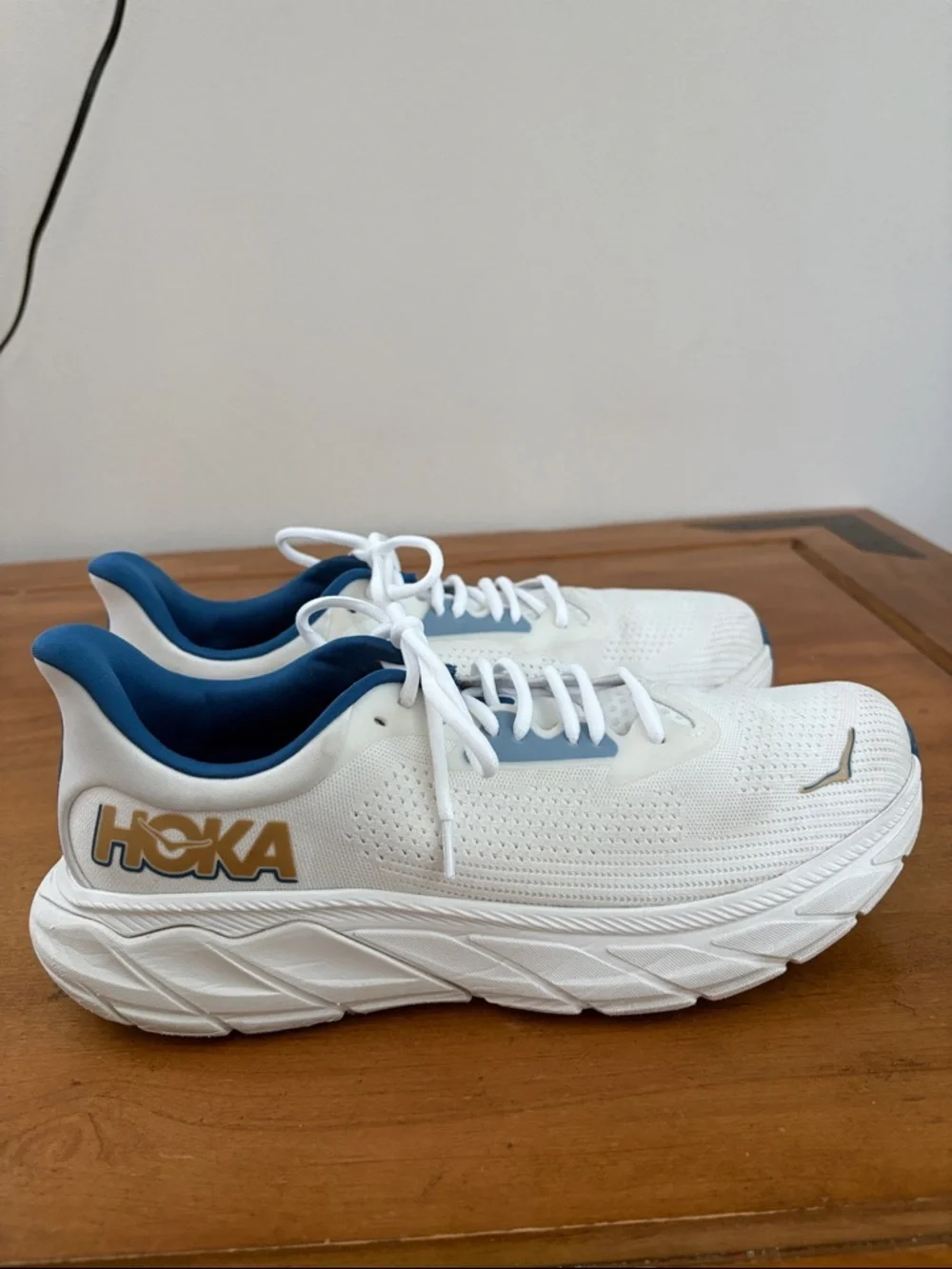 Hoka Arahi 7 White and Blue Running Shoe Size 9.5